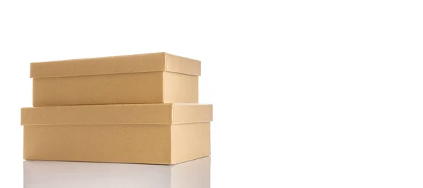 パッケージボックス 白い背景に隔離された配送のための茶色のカートン段ボール箱 クリッピングパスを持つクラフト紙オブジェクト — ストック写真