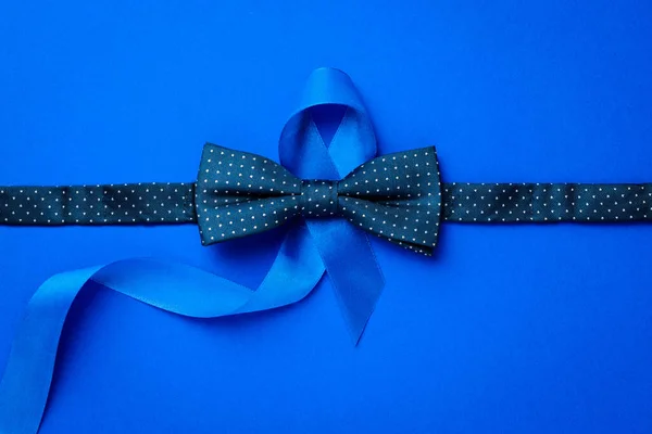 男人癌症 蓝色缎带 深蓝色背景的流行领带 11月对男性前列腺癌的认识 肾上腺皮质癌的概念 — 图库照片