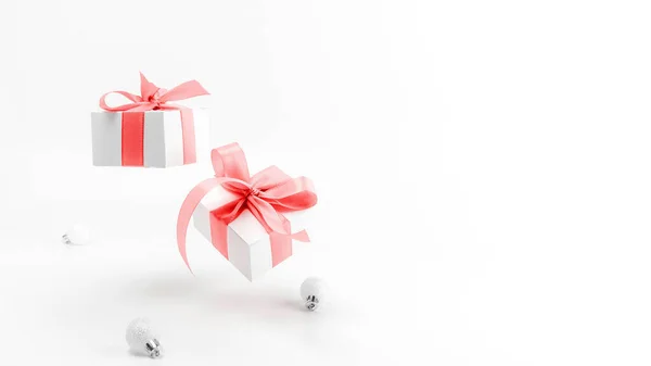 Karácsonyi Vásár Fehér Ajándék Doboz Piros Szalaggal Szilveszteri Labdák Karácsonyi — Stock Fotó
