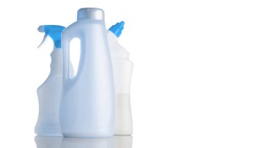 Temiz şişe. Plastik su şampuanı boş kasketi beyaza izole edilmiş. Mineral şeffaf arka planda dezenfektan sabun kozmetik sprey jeli. Antiseptik El Yıkama