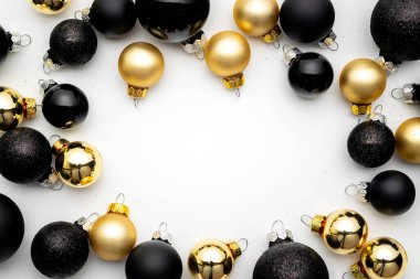 Noel indirimi. Siyah mücevherler, Noel süslemelerinde altın toplar beyaz arka planda tebrik kartı için. Noel, kış, yeni yıl konsepti.