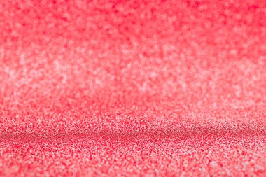 Olay romantik arkaplanı aydınlatır. Xmas için parlak bokeh desenli parlak kırmızı arkaplanlı, soyut altın tasarımı gümüş desenli. Fotokopi alanı olan bulanık vintage ışıklar. Odaklanmamış.