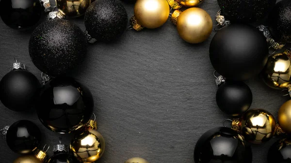 2021 Golden New Year Μπάλες Μαύρα Μπιχλιμπίδια Σύνθεση Χριστούγεννα Σκούρο — Φωτογραφία Αρχείου