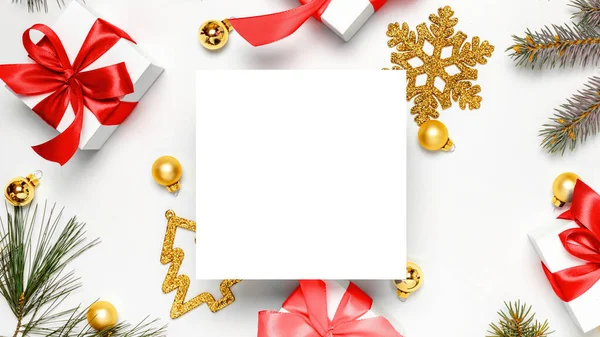 Καλές Χειμερινές Διακοπές Λευκά Δώρα Κόκκινο Φιόγκο Χρυσές Μπάλες Και — Φωτογραφία Αρχείου