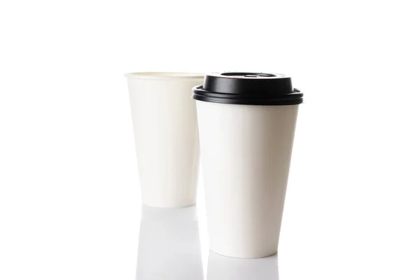 白い背景に黒蓋付きホットコーヒー用ホワイトペーパーカップ あなたのデザインテキストやブランドのバナーのための持ち帰り用の空白の小さなティーカップ — ストック写真