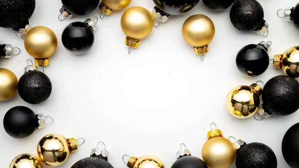 Κουτιά Δώρων Χρυσό Στολίδια Χριστούγεννα Διακόσμηση Λευκό Φόντο Αντίγραφο Χώρου — Φωτογραφία Αρχείου
