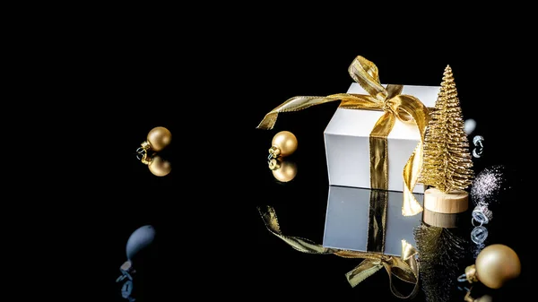 Goldener Urlaubswinter Weiße Geschenkbox Mit Goldenem Band Neujahrskugeln Und Winterbaum — Stockfoto