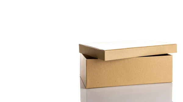 段ボール箱 配達のための白い背景に隔離された茶色のカートンパッケージ クリッピングパスを持つクラフト紙オブジェクト — ストック写真