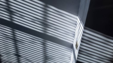 Gölge zemin. Soyut ışık, beyaz doku duvarındaki pencerenin siyah gölgesi. Güneş ışığı mimarisi arka planı. Fotoğraf ve tasarım için üstüste koyma efekti