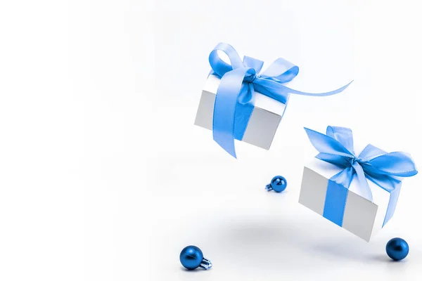 Vakantie Winter Blauw Witte Geschenkdoos Met Blauw Lint Nieuwjaarsballen Kerstcompositie — Stockfoto