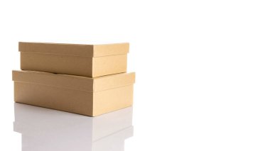 Paket kutusu. Nakliye için kahverengi karton kutu beyaz arka planda izole edilmiş. Kırpma yolu olan kağıt nesnesi