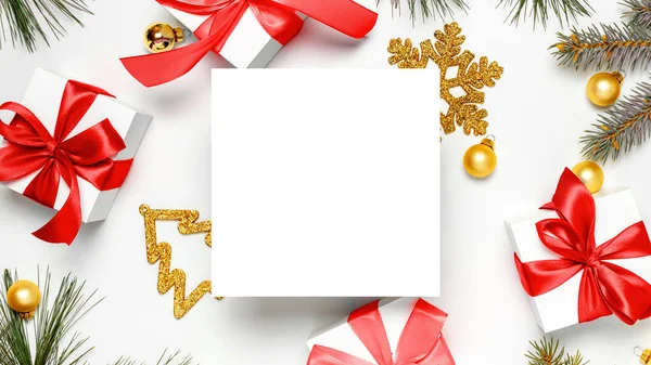 Χριστουγεννιάτικη Διακόσμηση Απομονωμένη Λευκά Δώρα Κόκκινο Φιόγκο Χρυσές Μπάλες Και — Φωτογραφία Αρχείου