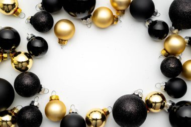 Hediye kutuları altın gibi. Altın Yeni Yıl baloları, tebrik kartı için beyaz arka planda siyah takılar. Metnin için dekorasyon ve kopyalama alanı