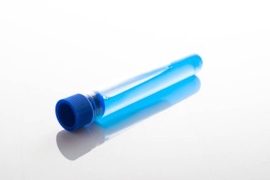 Aşı izole edildi. Grip virüsünü ve koronavirüsü korumak için iğneli tıbbi şırınga. Kapsamlı bağışıklık sistemi beyaza izole edildi. Virüse karşı kavram savaşı covid-19