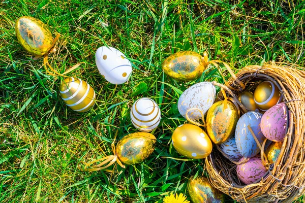 Zajączek Wielkanocny Złote Jajko Żółtymi Wiosennymi Kwiatami Koszu Zielonym Tle — Zdjęcie stockowe