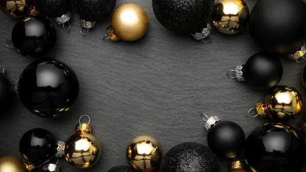 Χριστουγεννιάτικο Στεφάνι Χρυσή Πρωτοχρονιά Μπάλες Μαύρα Μπιχλιμπίδια Σύνθεση Χριστούγεννα Σκούρο — Φωτογραφία Αρχείου