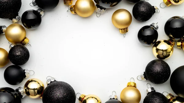 Χριστουγεννιάτικο Δώρο Μαύρα Μπιχλιμπίδια Χρυσές Μπάλες Χριστουγεννιάτικη Διακόσμηση Λευκό Φόντο — Φωτογραφία Αρχείου