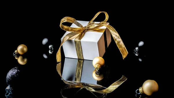 Happy Winter Holiday White Gift Golden Bow Gold Balls New — Stock Photo, Image