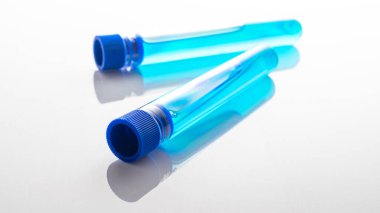 Tıbbi iğneler. Grip virüsünü ve koronavirüsü korumak için iğneli tıbbi şırınga. Beyaza kapak aşısı. Hemşire ya da doktor. Sıvı uyuşturucu ya da uyuşturucu