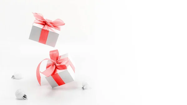 Téli Vásár Fehér Ajándékok Piros Szalaggal Szilveszteri Labdák Karácsonyi Dekoráció — Stock Fotó