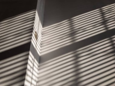 Duvardaki gölgeler. Soyut ışık, beyaz doku duvarındaki pencerenin siyah gölgesi. Güneş ışığı mimarisi arka planı. Ürün sunumu, arkaplan ve modelleme için, yaz mevsimi konsepti