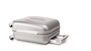 Seyahat çantası izole edildi. Gümüş plastik bavul ya da beyaz arka planda tatil çantası. Yaz tatili konsepti tasarımı