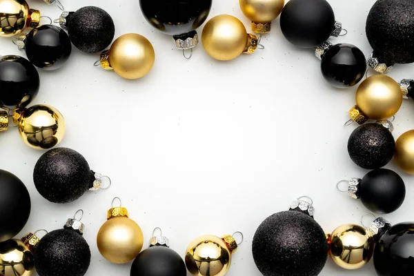 Σχέδιο Νόελ Χρυσή Πρωτοχρονιά Μπάλες Μαύρα Μπιχλιμπίδια Σύνθεση Χριστούγεννα Λευκό — Φωτογραφία Αρχείου