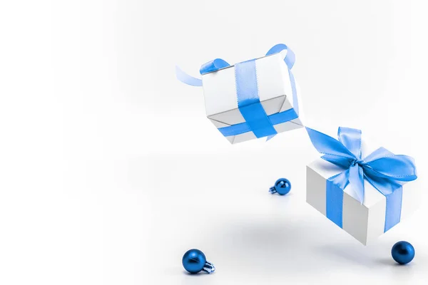 선물에는 리본과 인사말 카드를 Xmas 장식을 선물이 크리스마스 컨셉트 — 스톡 사진