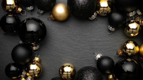 Καλές Χειμερινές Διακοπές Μαύρα Μπιχλιμπίδια Χρυσές Μπάλες Χριστουγεννιάτικη Διακόσμηση Σκούρο — Φωτογραφία Αρχείου