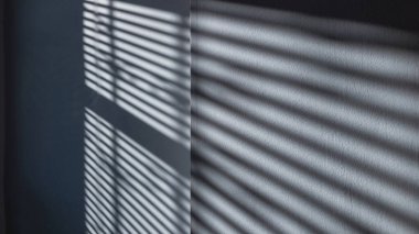 Mimari gölgeler. Güneş ışığı mimarisi, aydınlık arkaplan, beyaz doku duvarının penceresinden siyah gölge örtüsü. Model, poster, durağan, duvar sanatı, tasarım sunumu