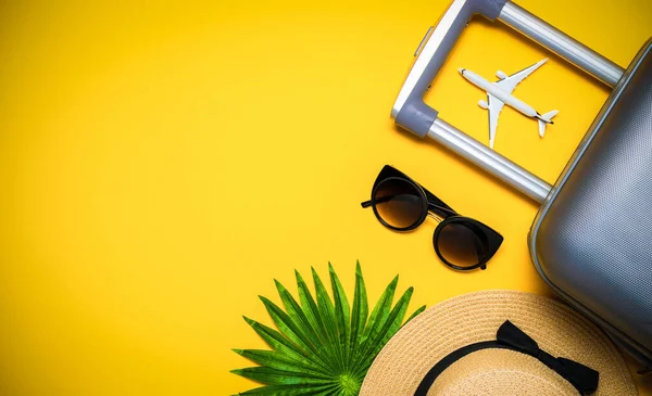 Zomer Vakantie Achtergrond Dames Accessoires Reiziger Koffer Wit Vliegtuig Zonnebril — Stockfoto