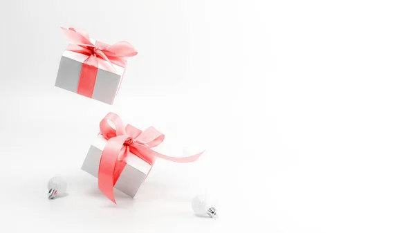 Fundo Natal Férias Caixa Presente Branco Com Fita Vermelha Bolas — Fotografia de Stock