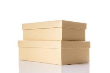 Kutuları izole ediyoruz. Kahverengi karton kutu ya da beyaz arka planda sevkiyat için karton paket. Kırpma yolu olan kağıt nesnesi