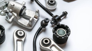 Motor dişlileri. Otomobil motoru yedek veya beyaz arka planda otomotiv parçası. Yeni metal araba parçası seti. Mekanik ekipman teknolojisi