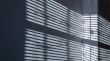 Işıklar gölgeler. Soyut ışık, beyaz doku duvarındaki pencerenin siyah gölgesi. Güneş ışığı mimarisi arka planı. Penceredeki Dokular Işık yansıması