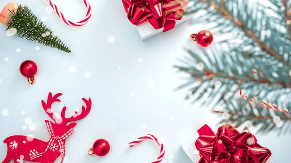 Frohe Weihnachten Weiße Geschenkschachtel Mit Roter Schleife Neujahrskugeln Und Winterbaum — Stockfoto