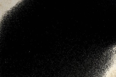 Çöl kumları siyaha izole edilmiş. Sahilde toz yığını plaj dokusu. Kopyalama alanı olan sakin sahil sahnesi