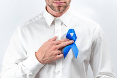 Prostat bakımı. Kasım 'da erkeklerin sağlığına ilişkin farkındalık. Beyaz arka planda mavi kurdeleli parlak tişörtlü hippi adamlar. Dünya Kanser Günü ve Dünya Diyabet Günü Konsepti