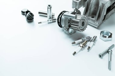 Araba aksesuarları. Yeni metal araba parçası seti. Otomobil motoru yedek veya otomotiv parçası beyaz arka planda izole edildi. Onarım ve araç servisi