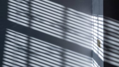 Duvardaki gölgeler. Soyut ışık, beyaz doku duvarındaki pencerenin siyah gölgesi. Güneş ışığı mimarisi arka planı. Ürün sunumu, arkaplan ve modelleme için, yaz mevsimi konsepti