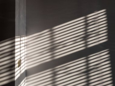Gölge arkaplanı. Güneş ışığı mimarisi, aydınlık arkaplan, beyaz doku duvarının penceresinden siyah gölge örtüsü. Ürün sunumu, arkaplan ve maket, yaz mevsimi konsepti