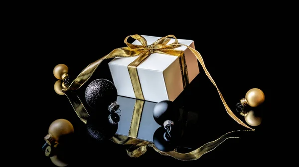 Зимний Дизайн Белая Подарочная Коробка Золотой Лентой Новогодними Шарами Зимней — стоковое фото
