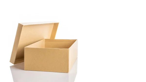 カートンボックスのデザイン 白い背景に隔離された配送のための茶色の段ボールパッケージ 紙パック 茶色の箱のリサイクル — ストック写真