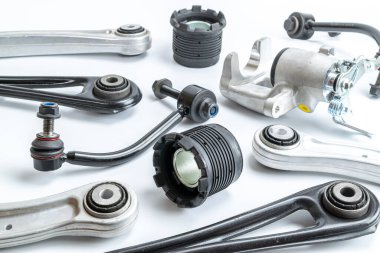 Otomotiv parçaları. Yeni metal araba parçası seti. Otomobil motoru yedek veya otomotiv parçası beyaz arka planda izole edildi. Otomobil motoru servisi