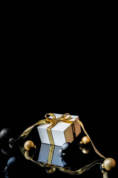 Karácsonyi Háttér Fehér Ajándékdoboz Arany Szalaggal Szilveszteri Labdákkal Téli Fával — Stock Fotó