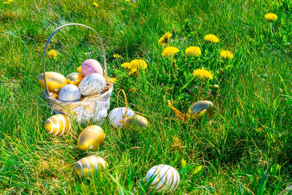 Wielkanocny Króliczek Złote Jajko Żółtymi Wiosennymi Kwiatami Koszu Zielonym Tle — Zdjęcie stockowe