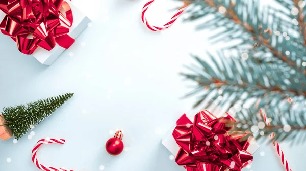 Рождественский Венок Белые Подарки Алым Луком Красные Шары Зимняя Елка — стоковое фото