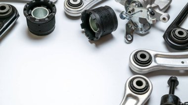 Araba servisi. Otomobil motoru yedek veya beyaz arka planda otomotiv parçası. Yeni metal araba parçası seti. Mekanik ekipman teknolojisi