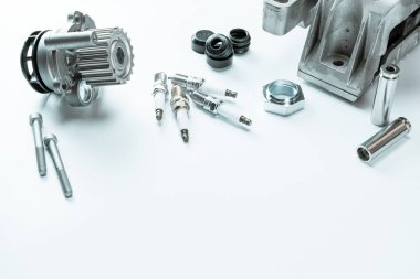 Araba yapımı. Yeni metal araba parçası seti. Otomobil motoru yedek veya otomotiv parçası beyaz arka planda izole edildi. Mekanik ekipman teknolojisi