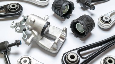 Motor dişlileri. Otomobil motoru yedek veya beyaz arka planda otomotiv parçası. Yeni metal araba parçası seti. Mekanik ekipman teknolojisi